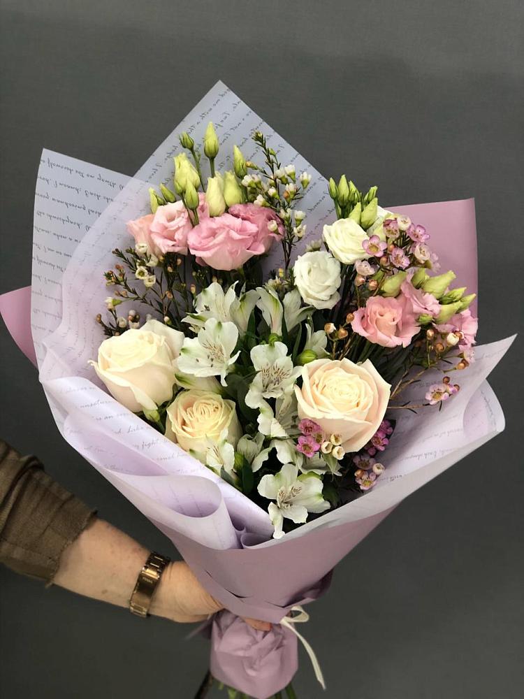 Букет цветов из: Альстромерии, Розы и Лизиантусы в Новотитаровской