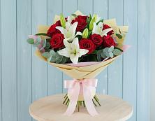 Букет цветов из:  Лилии и Розы в Новотитаровской