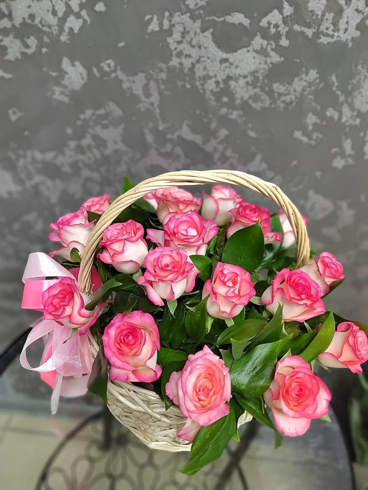 Цветочная композиция из Розы в корзине в Новотитаровской