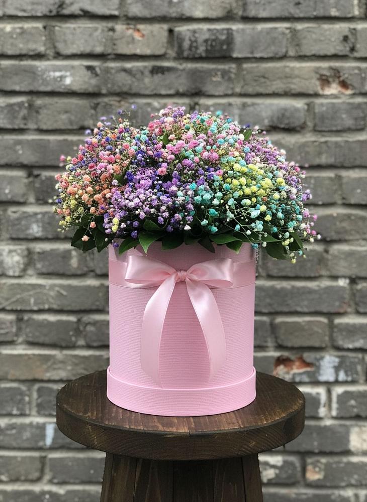 Цветочная композиция из Гипсофила и Розы в шляпной коробке в Новотитаровской