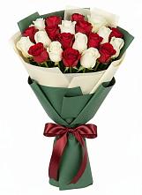 Букет Микс из красных и белых роз в Новотитаровской