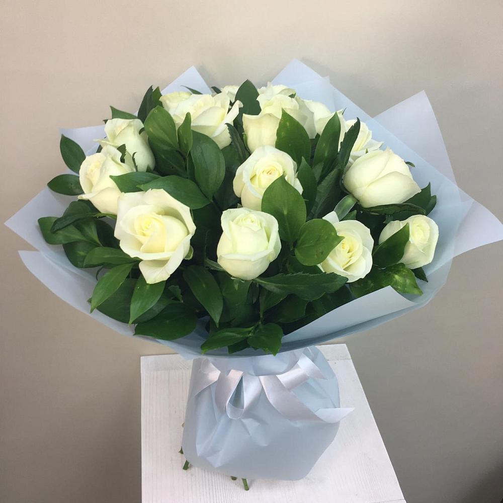 Букет 15 Белых роз Проуд в Новотитаровской