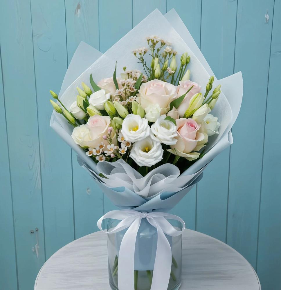 Букет цветов из: Розы и Лизиантусы в Новотитаровской