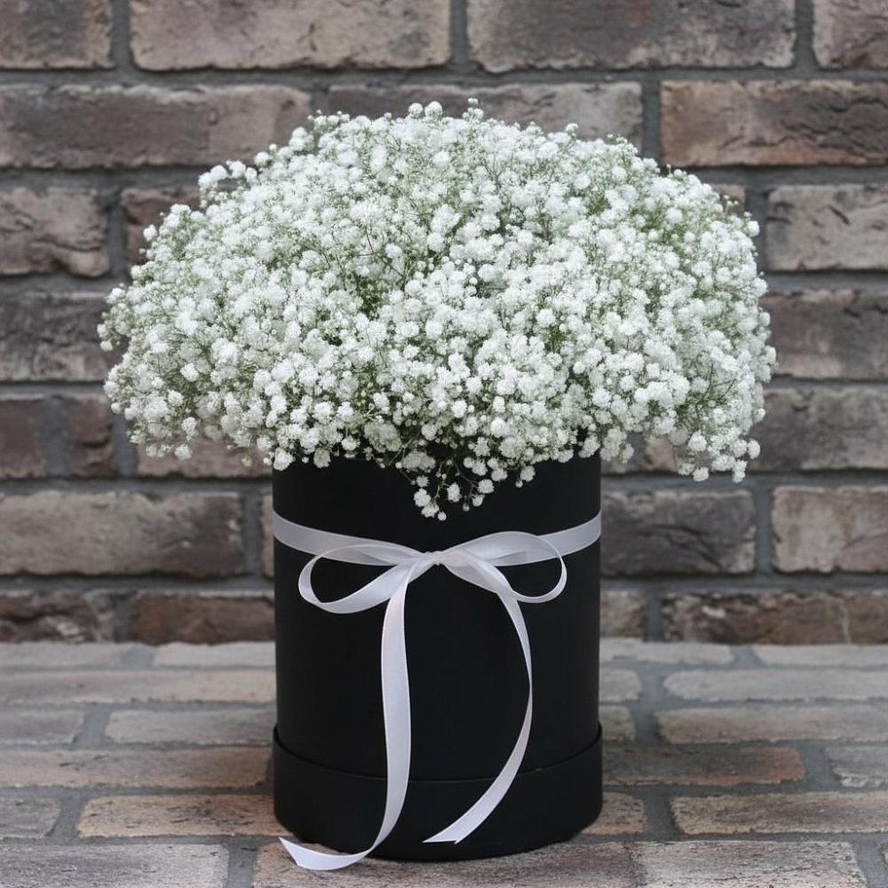 Цветочная композиция из Гипсофила в шляпной коробке в Новотитаровской