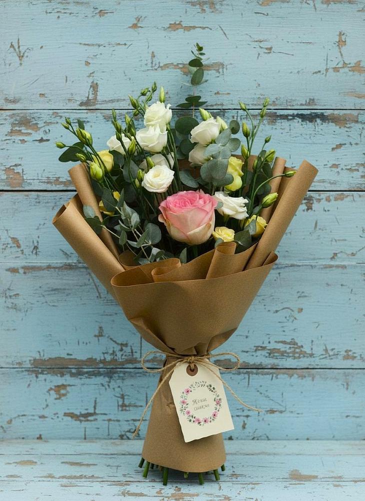 Букет цветов из: Розы и Лизиантусы в Новотитаровской