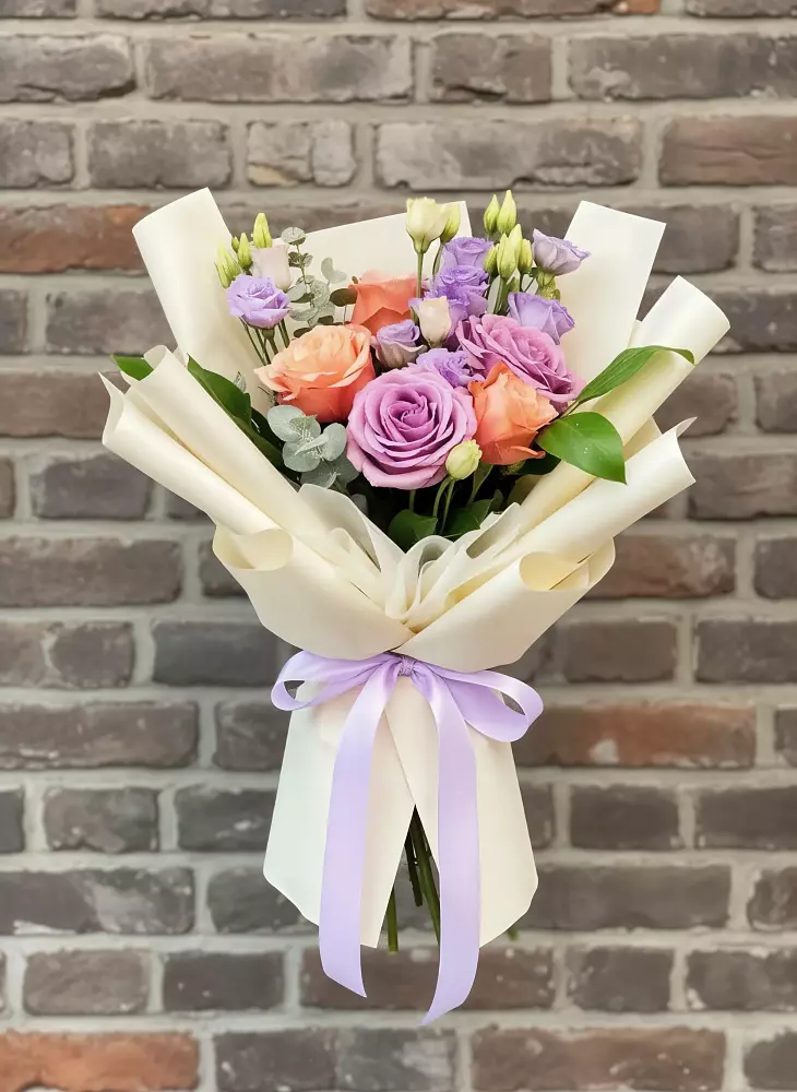 Букет цветов из: Лизиантусы и Розы в Новотитаровской