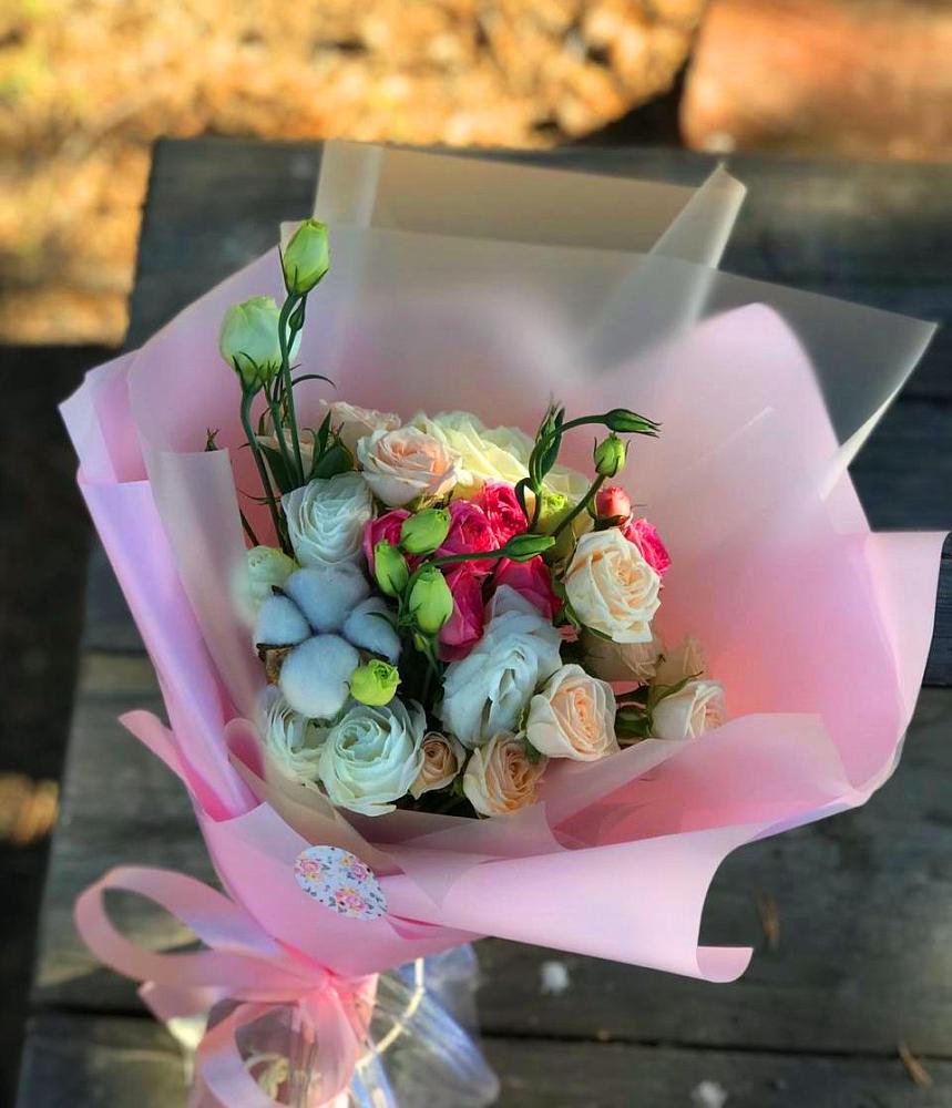 Букет цветов из: Розы и Лизиантусы в Новотитаровской