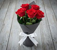 Букет 5 Красных роз Эдлесс Лав в Новотитаровской