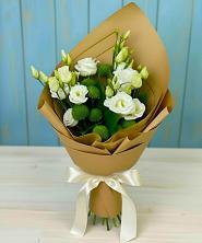 Букет цветов из:  Хризантемы и Лизиантусы в Новотитаровской