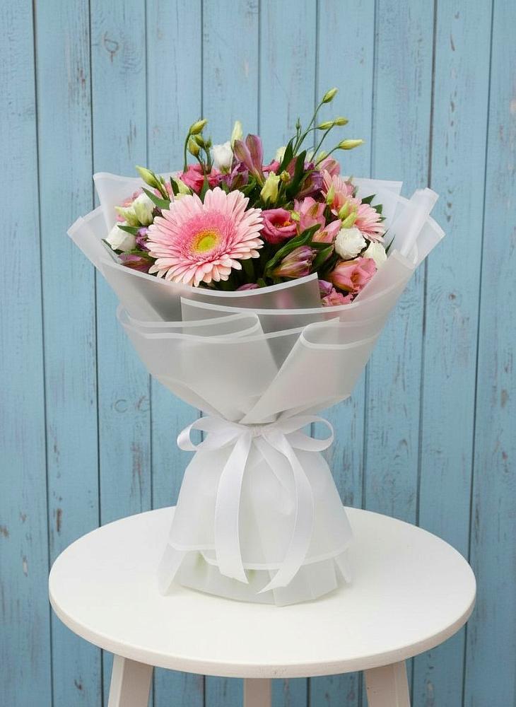 Букет цветов из: Герберы, Альстромерии и Лизиантусы в Новотитаровской