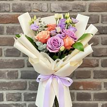 Букет цветов из:  Лизиантусы и Розы в Новотитаровской