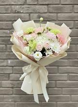 Букет цветов из:  Гвоздики, Розы, Лизиантусы и Хризантемы в Новотитаровской