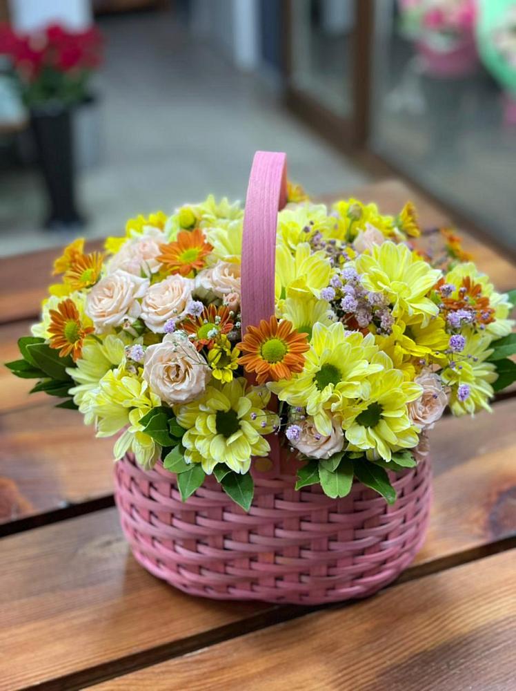 Цветочная композиция из Хризантемы и Розы в корзине в Новотитаровской