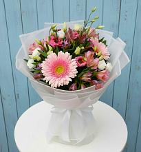Букет цветов из:  Герберы, Альстромерии и Лизиантусы в Новотитаровской