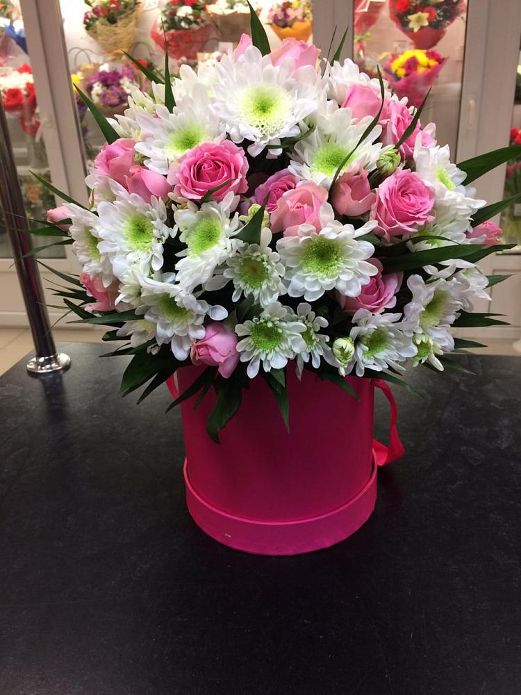 Цветочная композиция из Розы и Хризантемы в шляпной коробке в Новотитаровской