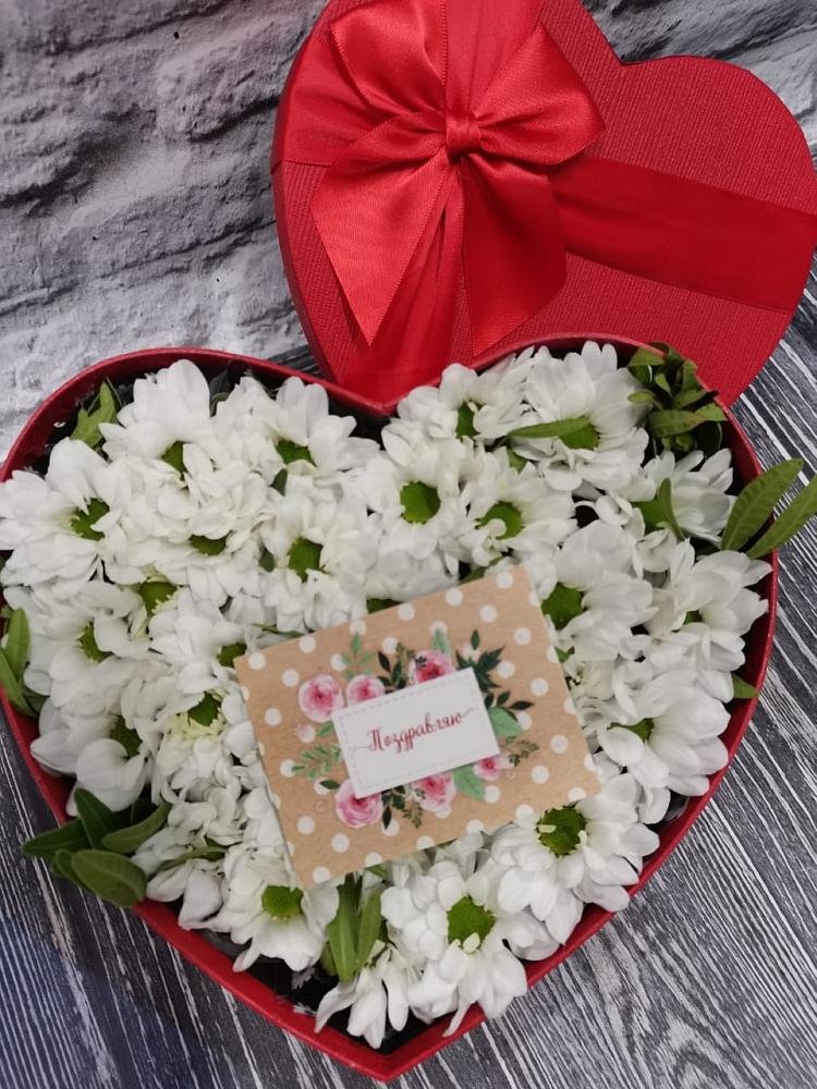 Цветочная композиция из Хризантемы в виде сердца в Новотитаровской