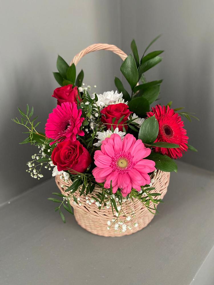 Цветочная композиция из Розы, Хризантемы и Герберы в корзине в Новотитаровской