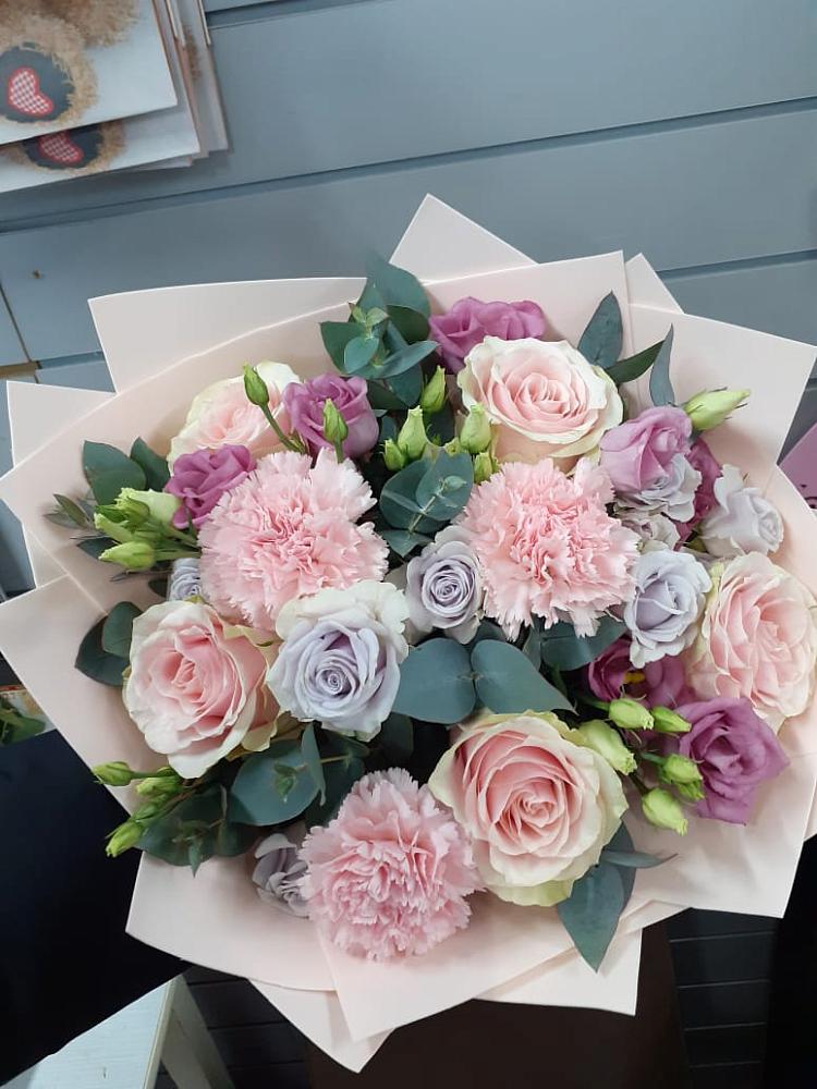 Букет цветов из: Розы, Гвоздики и Лизиантусы в Новотитаровской