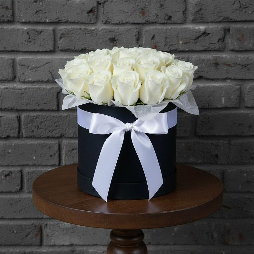 Цветочная композиция из Розы в шляпной коробке в Новотитаровской