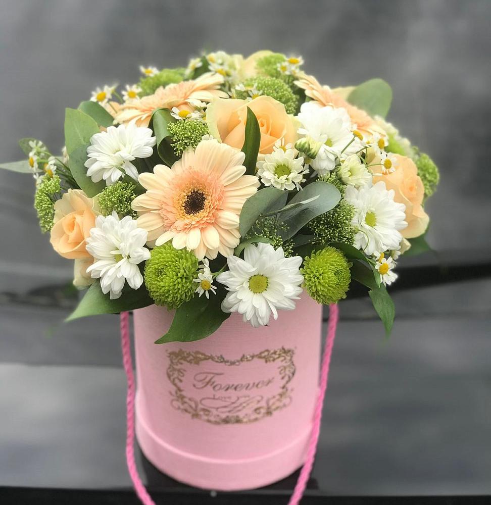 Цветочная композиция из Розы, Герберы и Хризантемы в шляпной коробке в Новотитаровской