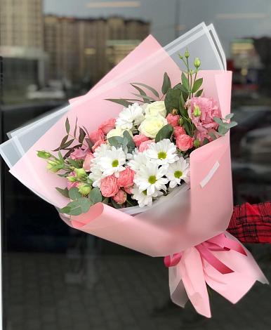 Букет цветов из: Розы, Лизиантусы и Хризантемы в Новотитаровской