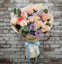 Букет цветов из:  Розы, Лизиантусы и Гвоздики в Новотитаровской